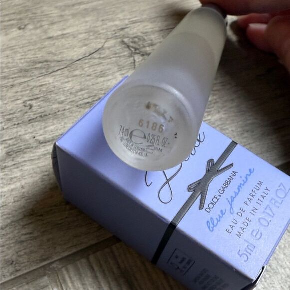 Dolce & Gabbana Light Blue Roll on & Blue Jasmine Mini Perfumes - Picture 5 of 16